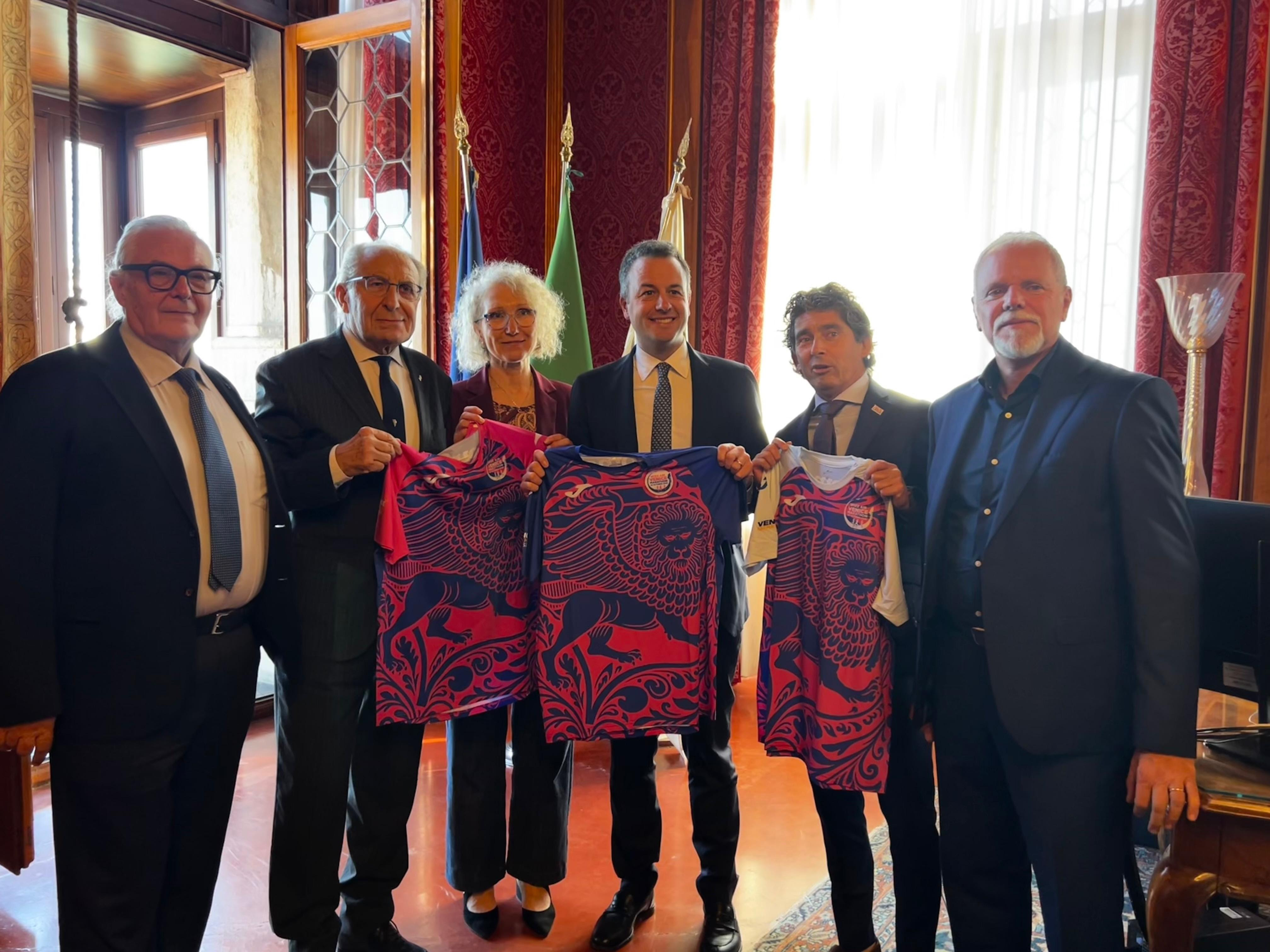 Venicemarathon consegna la maglia del quarantennale al sindaco di Venezia Simone Venturini!